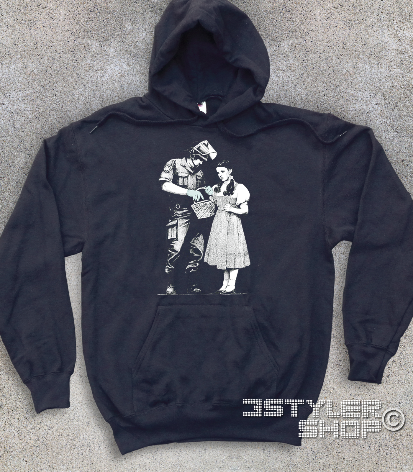 dorothy_mago_oz_banksy_felpa_unisex_bk dorothy felpa unisex raffigurante un poliziotto che perquisisce dorothy del mago di oz