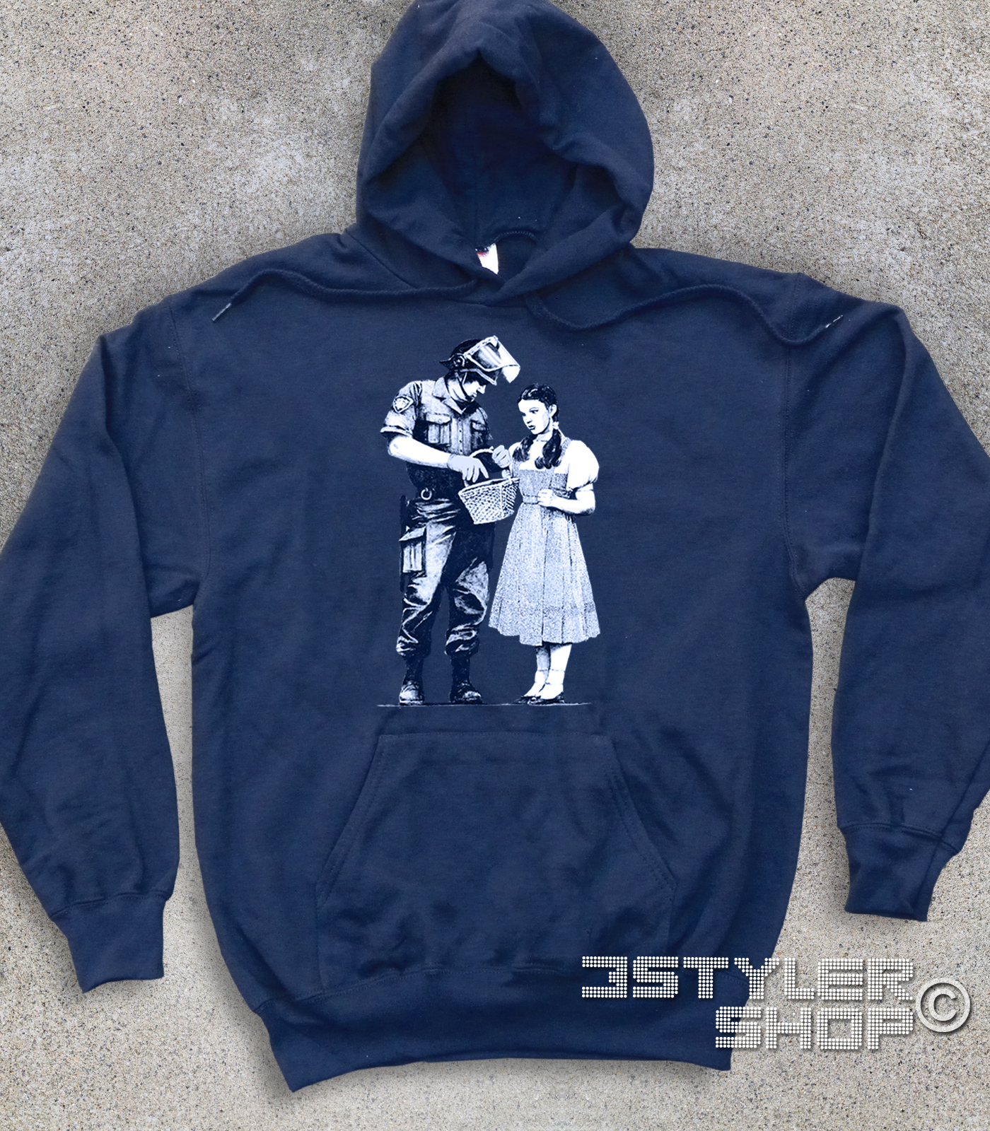 dorothy_mago_oz_banksy_felpa_unisex_na dorothy felpa unisex raffigurante un poliziotto che perquisisce dorothy del mago di oz