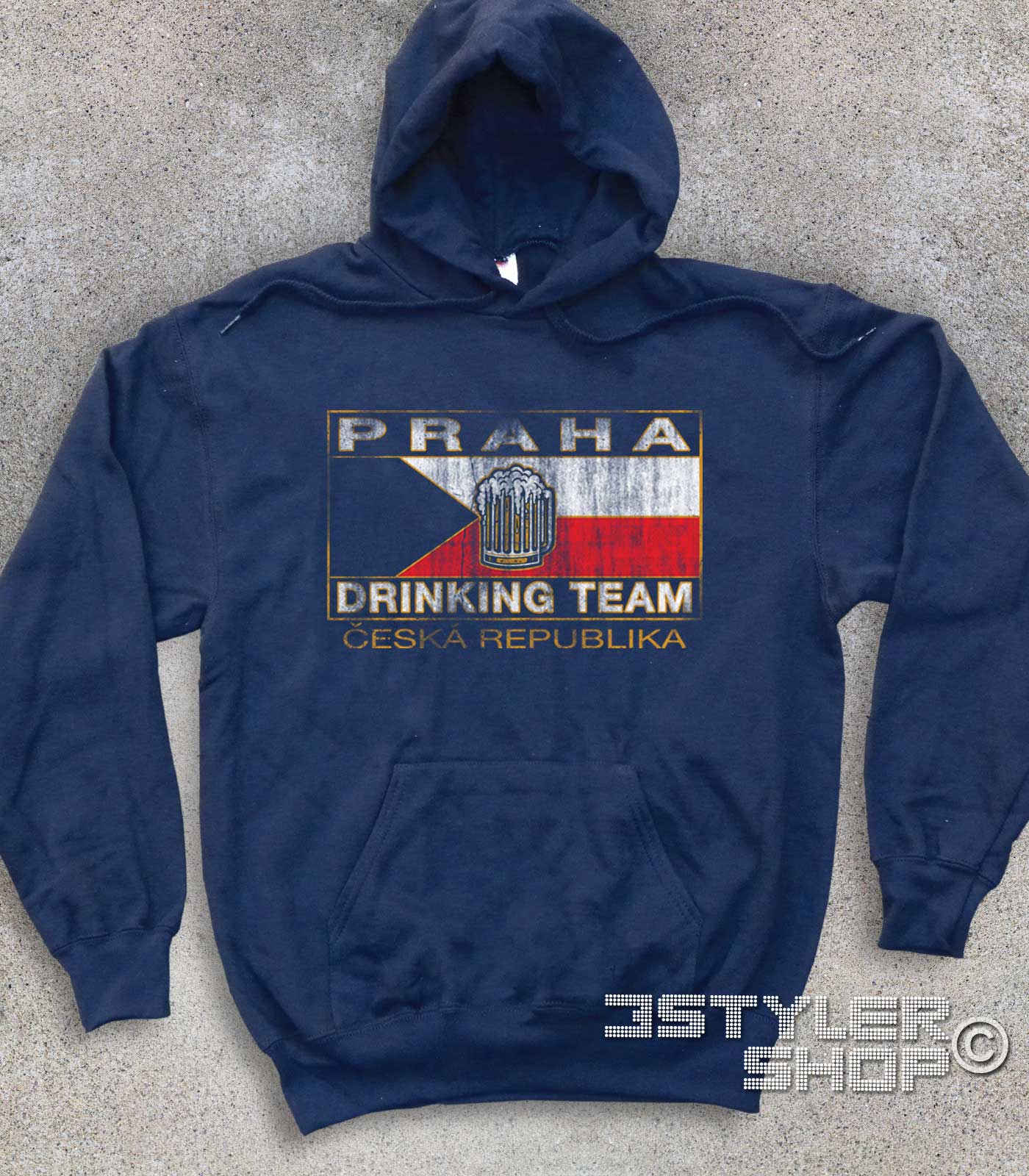 PRAGA_PRAHA_DRINKING_TEAM_felpa_unisex_na praga felpa unisex con bandiera cecoslovacca, birra e scritta drinking team in versione antichizzata